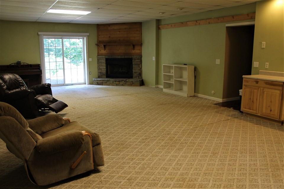 family room with gas log fireplace